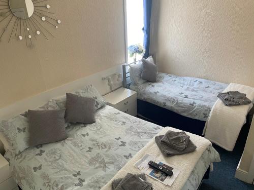 Twin room / Small Family Room (2 Adults + 1 Child) image 7