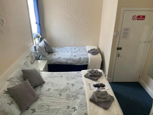 Twin room / Small Family Room (2 Adults + 1 Child) image 8