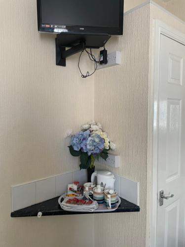 Twin room / Small Family Room (2 Adults + 1 Child) image 6