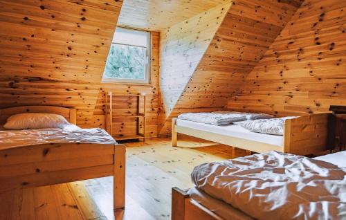 2 bedrooms, 6 beds