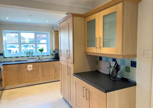 Ashford Holiday Home Sleeps 5 WIFI Parking