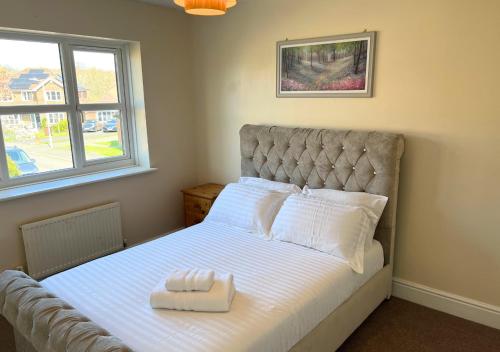 Ashford Holiday Home Sleeps 5 WIFI Parking