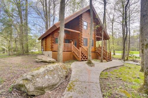 Lovely Gatlinburg Cabin with Private Hot Tub! in Gatlinburg, USA