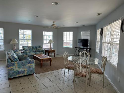 Drifters Reef Hotel - image 8