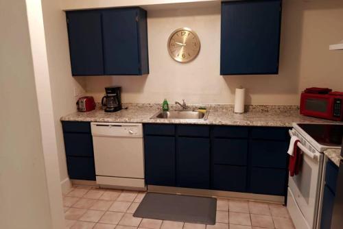 ห้องครัว, Amazing and Cool 2-Bedroom Unit in Central Tucson near โรงละครแกสไลท์
