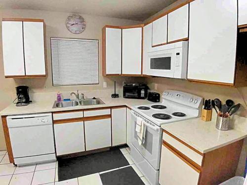 ห้องครัว, Amazing and Cool 2-Bedroom Unit in Central Tucson near โรงละครแกสไลท์