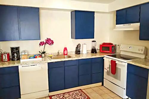 ห้องครัว, Amazing and Cool 2-Bedroom Unit in Central Tucson near โรงละครแกสไลท์