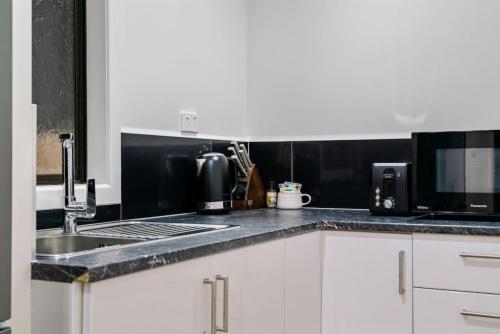 A 1BR slice of Titirangi Heaven - WiFi - Netflix, Auckland (Foto 3)