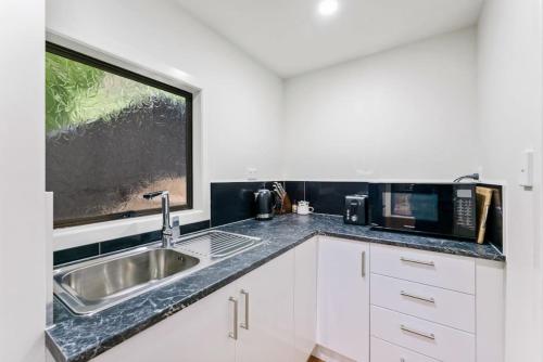 مطبخ, A 1BR slice of Titirangi Heaven - WiFi - Netflix in Titirangi