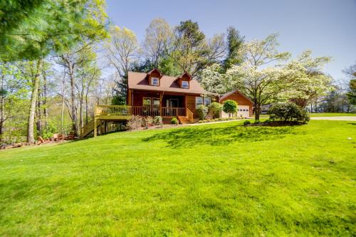 Peaceful Candler Cabin with Private Hot Tub!, Candler