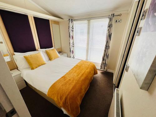 2 Bedroom Lodge TH35, Nodes Point, St Helens, Isle of Wight photo 2