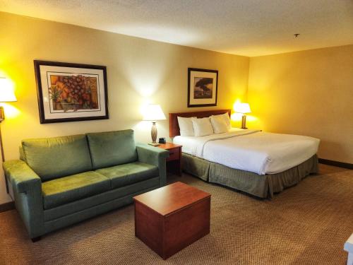 ลา ควินตา อินน์ แอนด์ สวีท บาย วินด์แฮม แอพเพิลตัน คอลเลจ อเวนิว (La Quinta Inn & Suites by Wyndham Appleton College Avenue) in แอปเปิลตัน (WI)