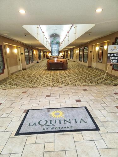 ล็อบบี้, ลา ควินตา อินน์ แอนด์ สวีท บาย วินด์แฮม แอพเพิลตัน คอลเลจ อเวนิว (La Quinta Inn & Suites by Wyndham Appleton College Avenue) in แอปเปิลตัน (WI)