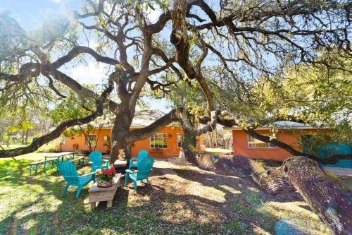 The Heyday Hacienda in Sunset Valley, Pet-Friendly, Pool, Fire Bowl, Smart TVs