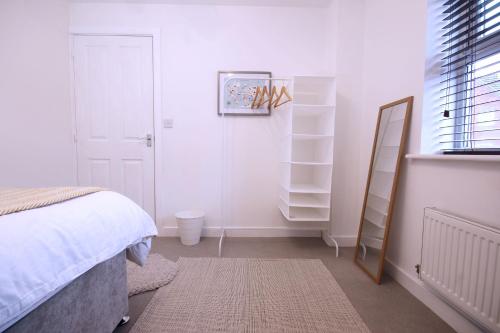Double bed with Parking Desk TV Wi-Fi in Modern Townhouse in Long Eaton