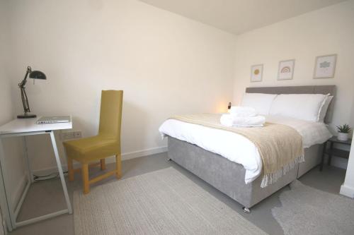 Double bed with Parking Desk TV Wi-Fi in Modern Townhouse in Long Eaton - Accommodation