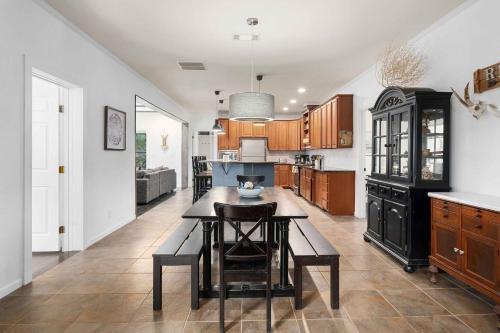 The Homestead for Outdoor Fun with Hot tub, BBQ, Playscape, Karaoke! in Dripping Springs, USA
