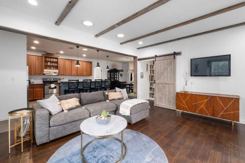 The Homestead for Outdoor Fun with Hot tub, BBQ, Playscape, Karaoke! in Dripping Springs, USA