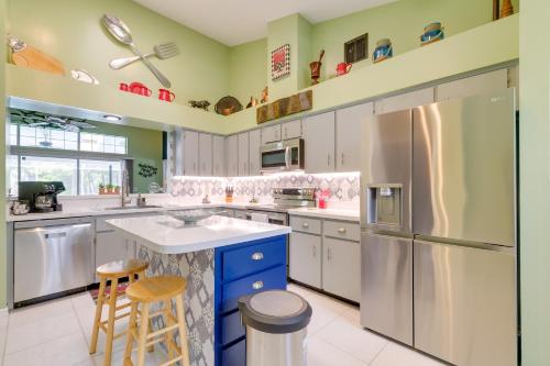 Sunny Home with Lanai and Grill Near Rainbow Springs! in Dunnellon, USA