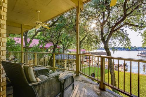 The Shorewood Lakeside Oasis, Pet-Friendly Getaway in Marble Falls, USA