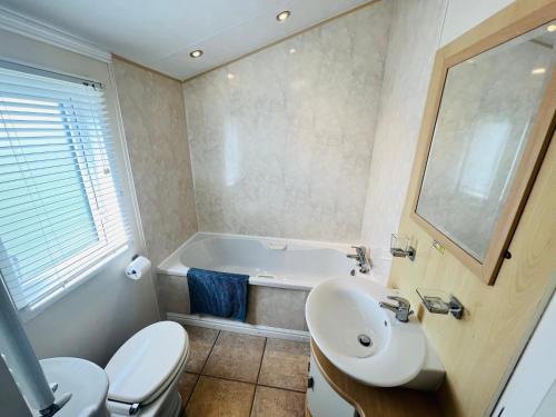 2 Bedroom Lodge TH35, Nodes Point, St Helens, Isle of Wight photo 3