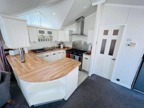 2 Bedroom Lodge TH35, Nodes Point, St Helens, Isle of Wight photo 4