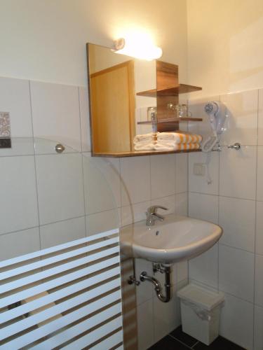 Bathroom, Jahnkes Gasthaus-Pension garni in Todesfelde