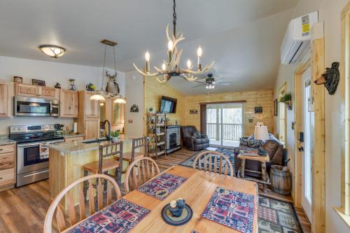 Scenic Murphy Cabin with Hot Tub, Fire Pit and Views in Murphy, USA