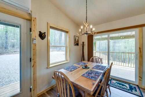 Scenic Murphy Cabin with Hot Tub, Fire Pit and Views in Murphy, USA