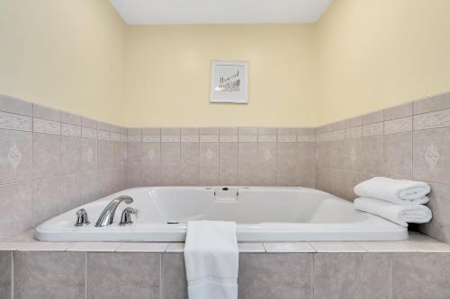 อ่างแช่น้ำร้อน, Abellona Inn & Suites in โอลด์ออร์ชาร์ดบีช (เมน)