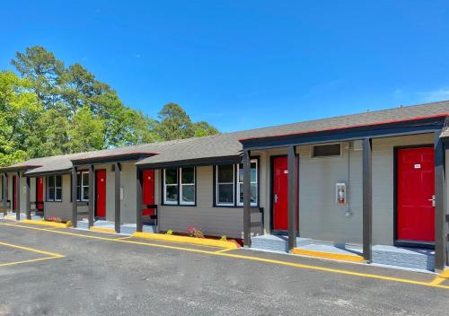 Whistling Pines Motel- Daily and Extended Stay
