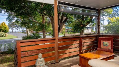 Pet Friendly Cottage With Waterviews - Beachmere