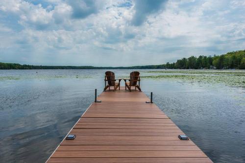 Lakefront Cottage with Private Dock