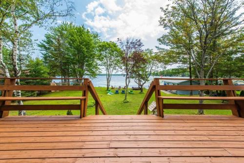 Lakefront Cottage with Private Dock