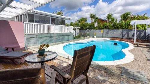 B&B Banksia Beach - Family Home With Pool and Guest House - Bed and Breakfast Banksia Beach