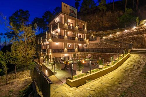Residences By Tarika by VEO - Luxury 7BR villa in Chail with Bonfire