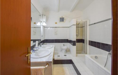 Bathroom, Nice apartment in Montopoli di Sabina with 2 Bedrooms and WiFi in Montopoli Di Sabina