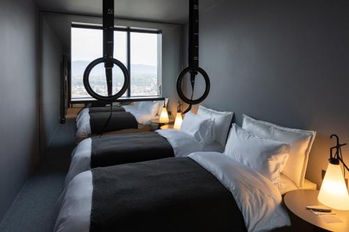 2 twin beds