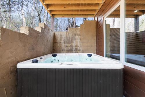 Smoky Poolside Chalet in Sevierville, USA