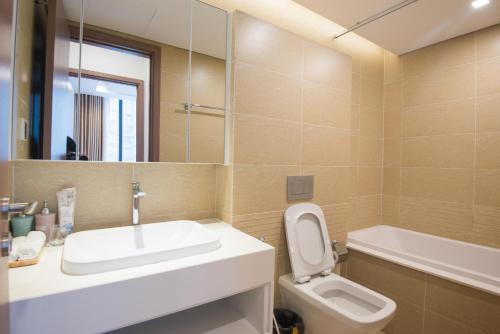 One-Bedroom Apartment image 6