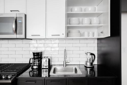 FiDi Jr 1br w gym lounge nr Wall Street NYC-1136 in New York, USA