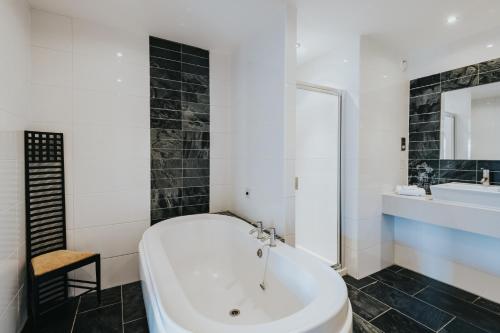 Lancaster House Hotel - image 2