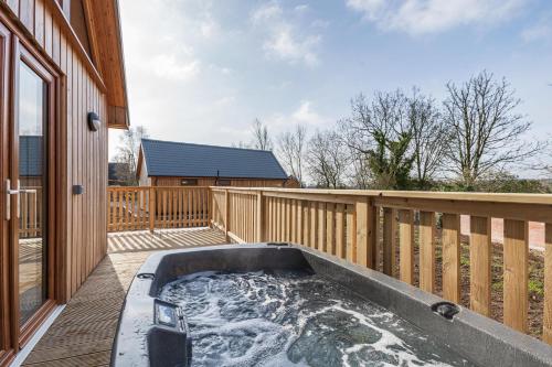 A környék, Kestrel Lodge 3 with Hot Tub in Newton Stewart