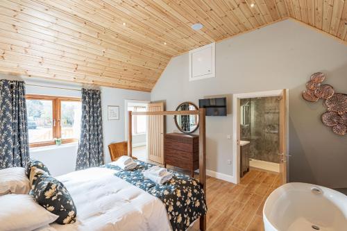 Kestrel Lodge 3 with Hot Tub in Newton Stewart