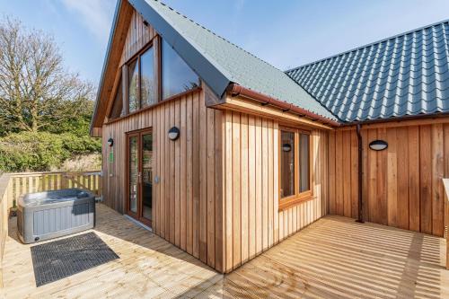 A szálláshely kívülről, Kestrel Lodge 3 with Hot Tub in Newton Stewart