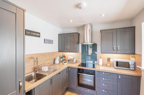 Konyha, Kestrel Lodge 3 with Hot Tub in Newton Stewart