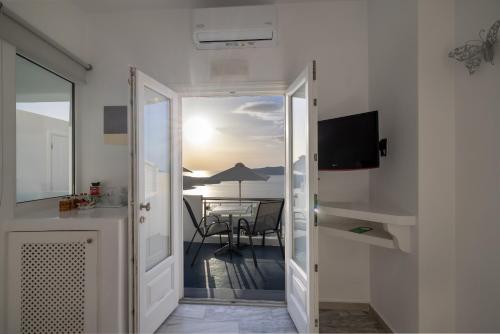 Asteras Villas Room Type - Galatea Suite with Hot Tub and Caldera View