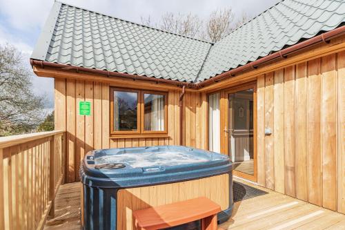 Pezsgőfürdő, Osprey Lodge 1 with Hot Tub in Newton Stewart