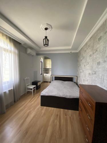 1 king bed, 2 twin beds