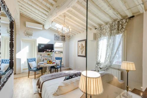 Moro Studio Suite Classy and Romantic Apartment in Lucca - image 4